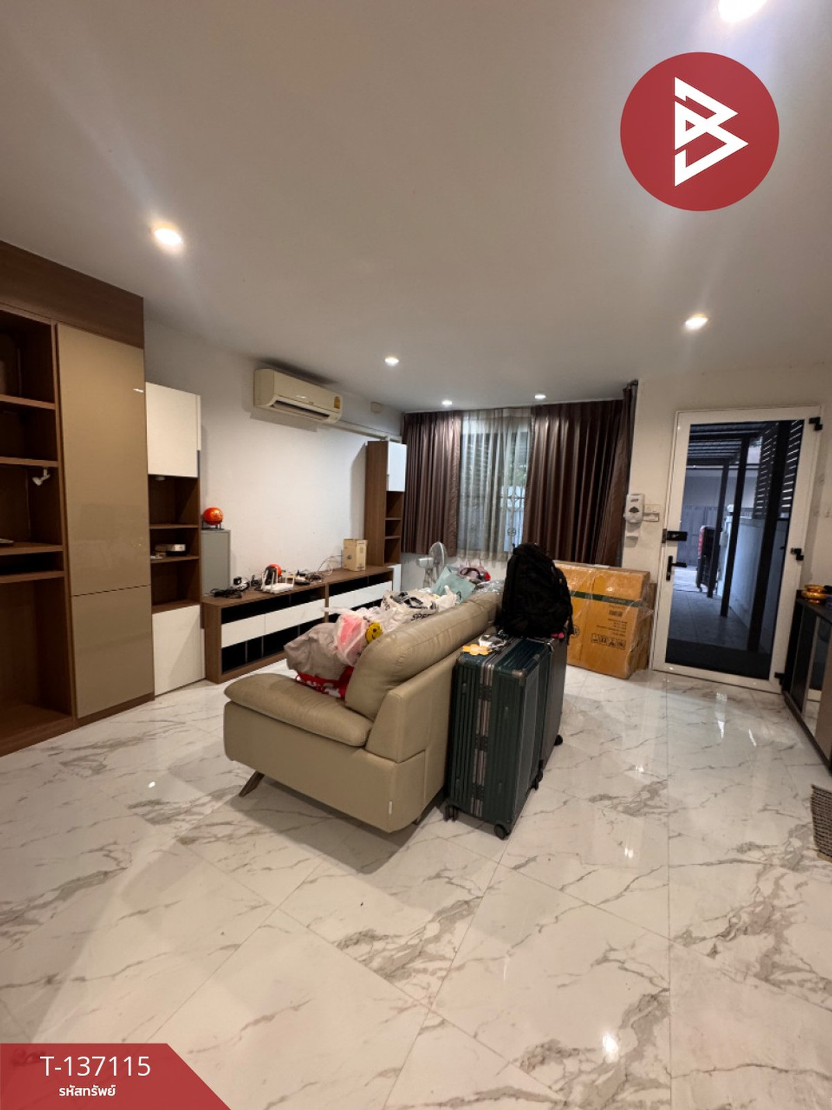 ขายทาวน์โฮม 3 ชั้น เนื้อที่ 27.1 ตารางวา ซอยลาดพร้าว-วังหิน 5 กรุงเทพฯ