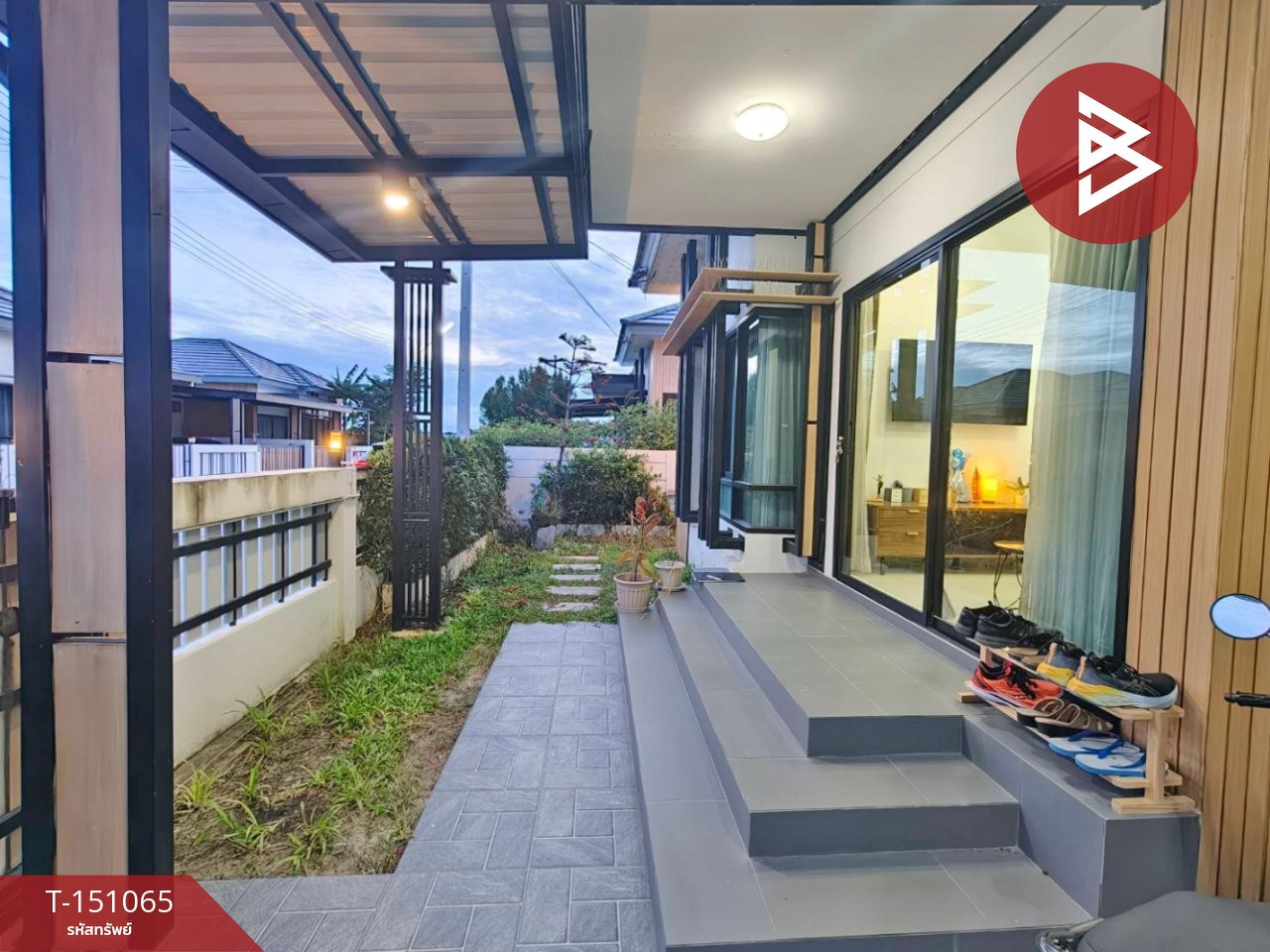 ขายบ้านแฝด หมู่บ้านวิลล่า โคโม่ (Villa Como) พานทอง ชลบุรี