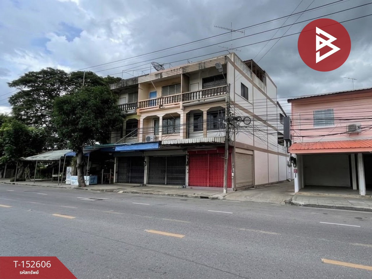 ขายอาคารพาณิชย์ 3 ชั้นครึ่ง เนื้อที่ 19.4 ตร.ว บ้านไร่ ราชบุรี ทำเลดีติดถนน